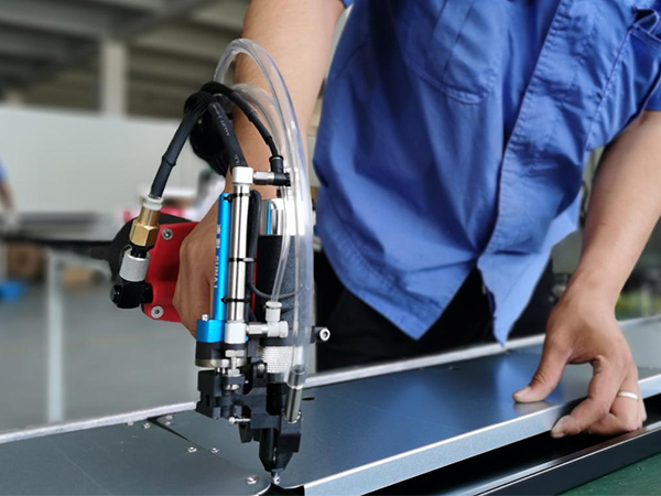 健新金屬采購用于金屬制品生產(chǎn)的速耐自動拉釘機(jī)